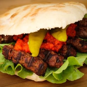 Cevapcici im Fladenbrot